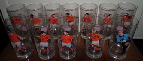 320578 € 50,00 coca cola glas set van 12 voetbalspelers NL tijdens EK 1998.jpeg